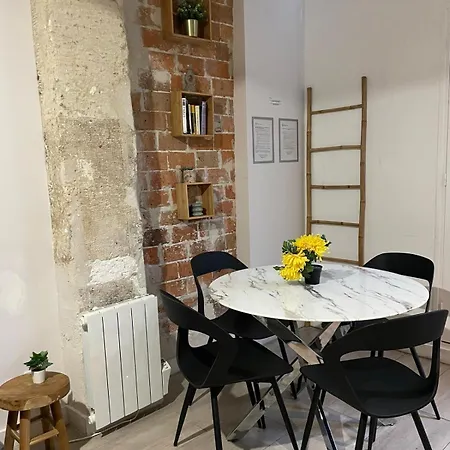 A Modern Situated Just A Few Steps From The Canal Saint Martin Apartment